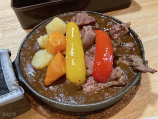 TSUNAMI本店でビーフステーキカレー