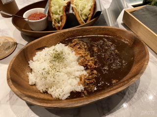 日ノ出町のカジャで牛すじ煮込みカレーとタコス