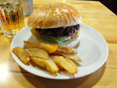 横須賀ツナミのプレーンバーガー