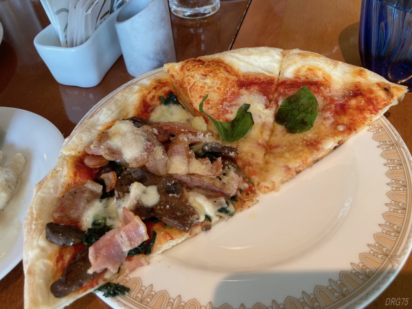 オーシャンテラスのピザのカプリチョーザ