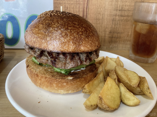 横須賀サーフタコのプレーンバーガー