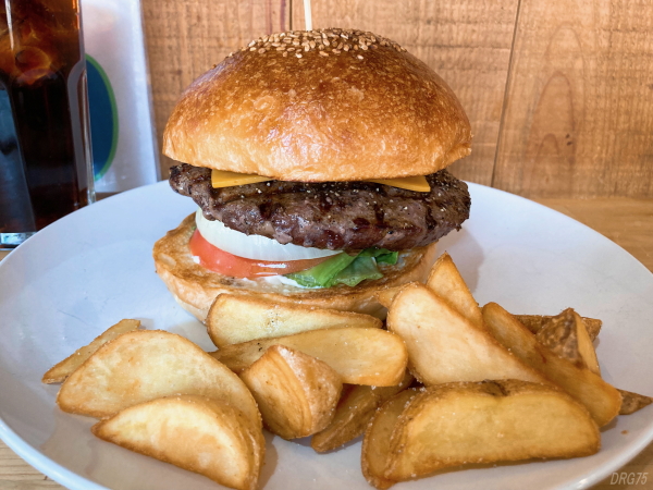 横須賀サーフタコのチーズバーガー