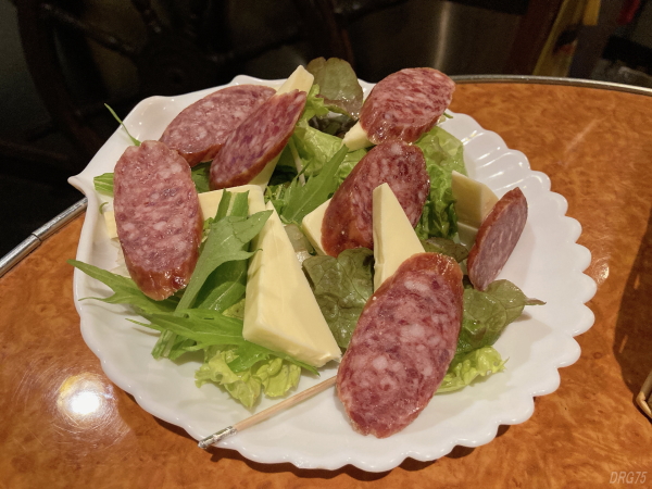 横須賀ホンチシェルのサラミ&チーズ