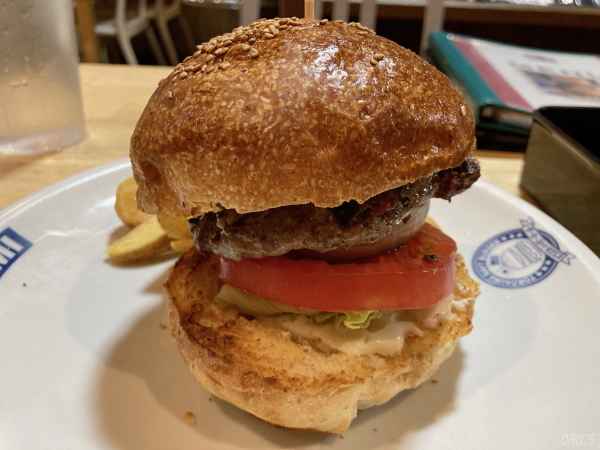 横須賀ツナミ本店のプレーンバーガー