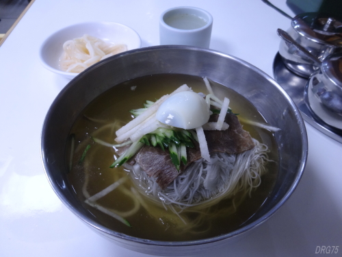 韓国の明洞咸興麺屋の冷麺