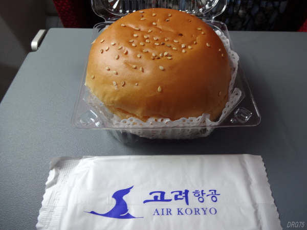 高麗航空の機内食ハンバーガー