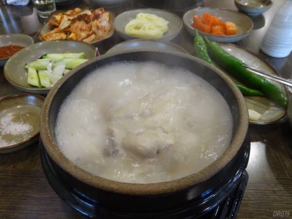 釜山のトンネサムゲタン東莱参鶏湯